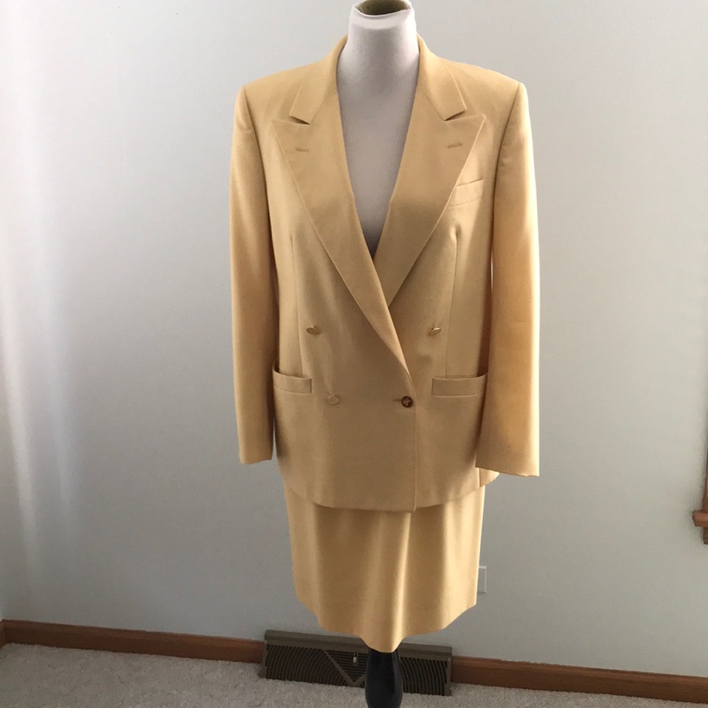 Burberry wool gabardine pale yellow suit